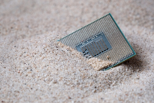 Mikrochip-im-Quarzsand