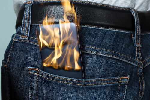 Handy brennt in Jeanstasche